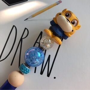 Disney Doorables: Zootopia: Officer Clawhauser handmade beaded pen